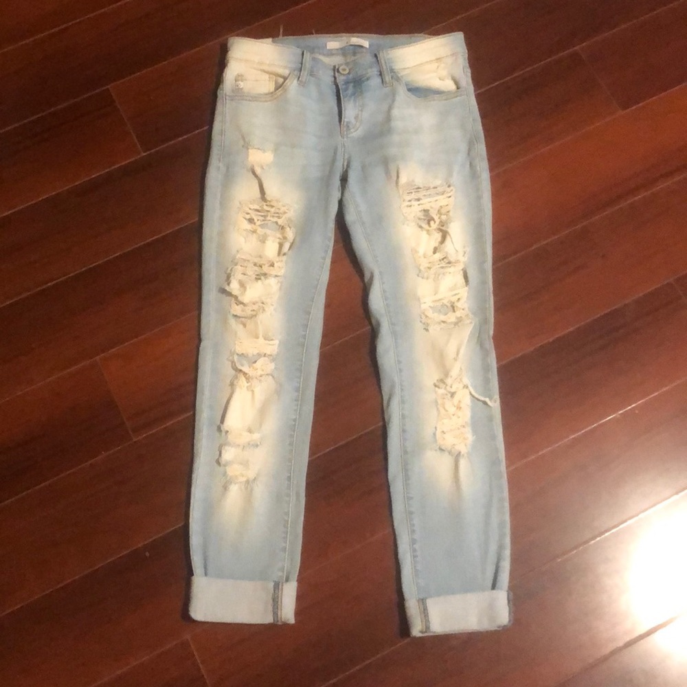 Lightwash distressed jeans